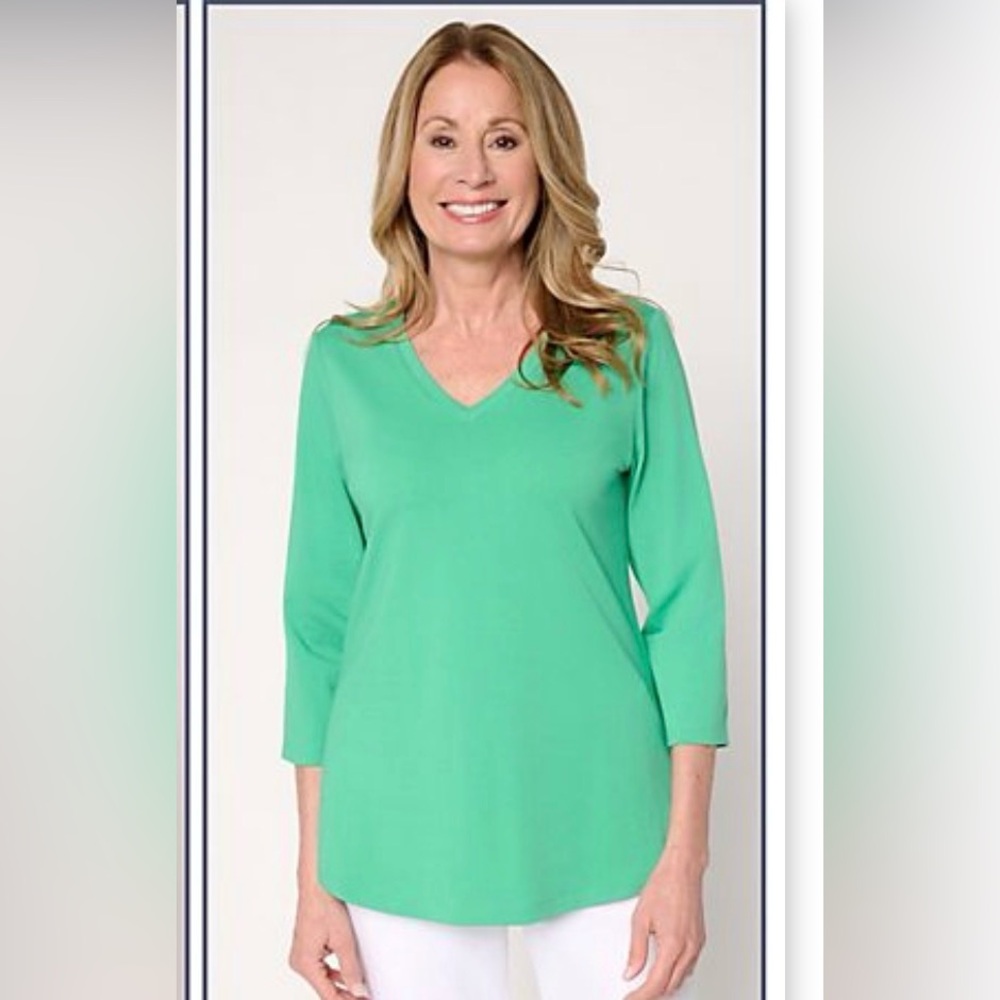 Brand new Kim Gravel  V-Neck 3/4 Sleeve Top in Mint Green